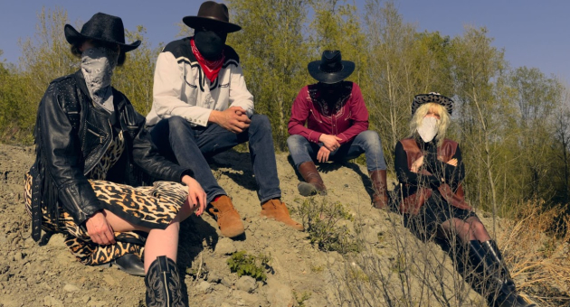 Hurricane Joe band in stoere cowboy setting met sjaals om de mond zittend in de prairie.