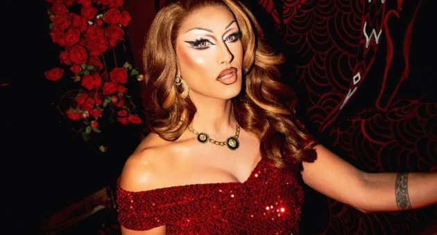 Dragqueen in rode glitterjurk met glamour make-up