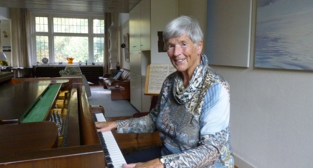 Else Krijgsman achter de piano 