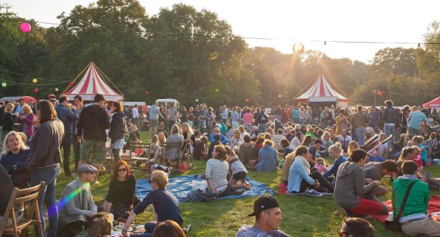 Mensen zittend op het gras tijdens Food Truck Festival TREK