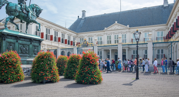 Bezoekers staan in de rij voor Paleis Noordeinde in Den Haag