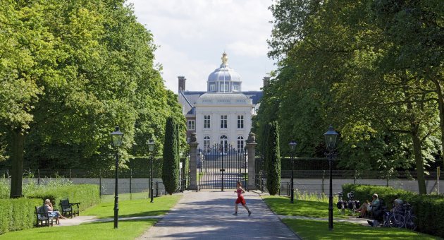 Hardloper voor Huis ten Bosch in het Haagse Bos