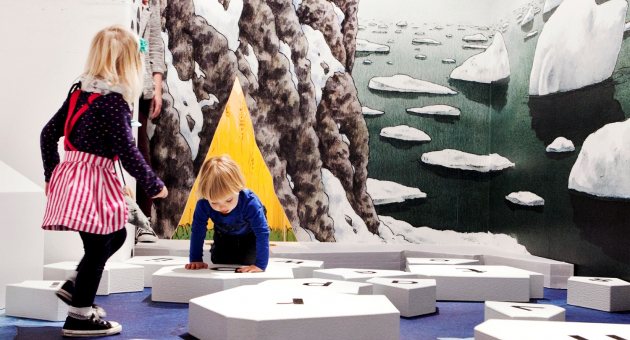 Kinderen springen over de verschillende letters van het alfabet