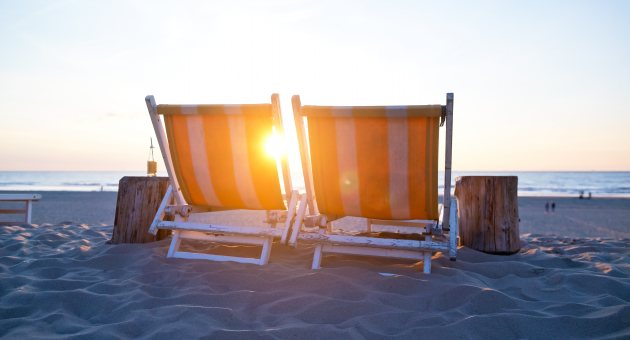 Twee vrolijk gekleurde ligstoelen om heerlijk in te relaxen bij Strandpaviljoen Zuid op het stille strand