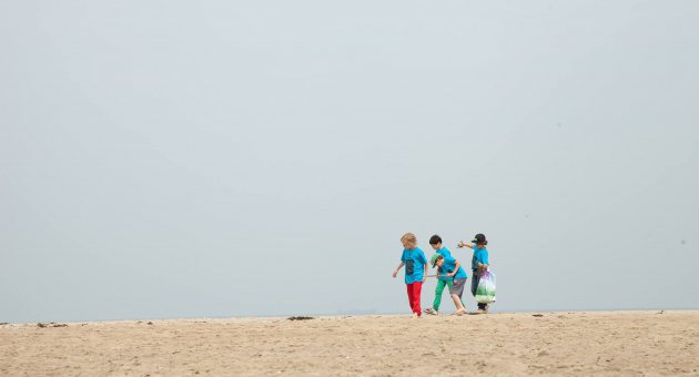 Kinderen ruimen afval op het strand van Scheveningen