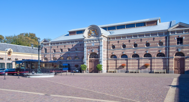 Een plein met een bus voor de Koninklijke Stallen
