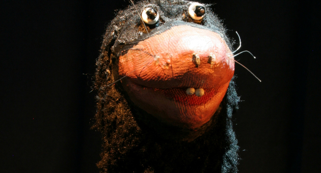 Zwarte popmol met grote neus en twee voortanden