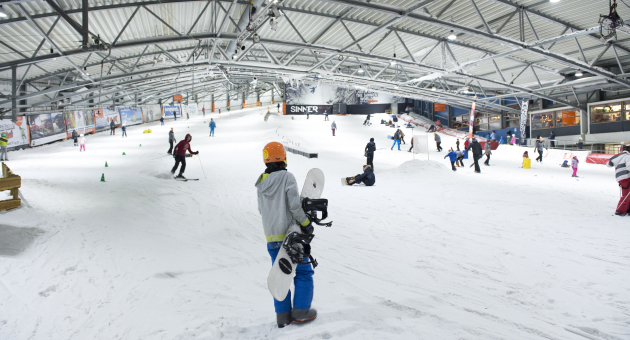 Mensen op de skibaan
