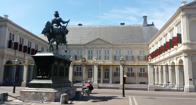 Vooraanzicht van paleis Noordeinde met het Ruiterstandbeeld van Willem van Oranje