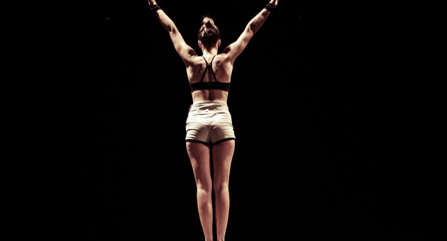 Sportster gefotografeerd van achter met een zwarte achtergrond