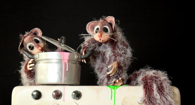 Twee poppenmuizen koken met gekleurde verf