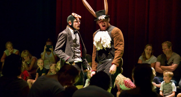 Voorstelling met Mol die vraag stelt aan haas over de drol op zijn hoofd. ©-Christiaan-Bloem-2