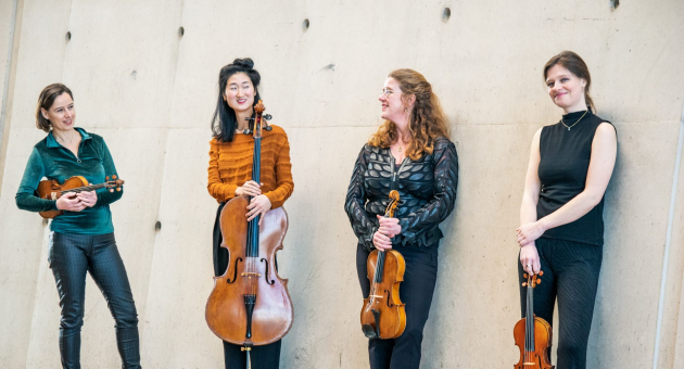 Hermitage Kwartet poseert met hun instrumenten