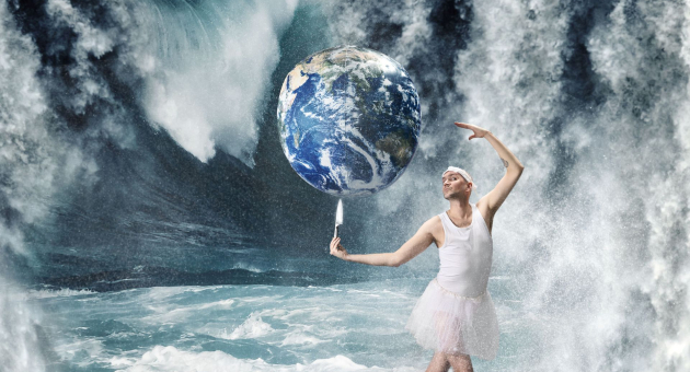 Een ballerina balanceert een wereldbol op haar vinger, omringd door kolkende golven en watervallen.