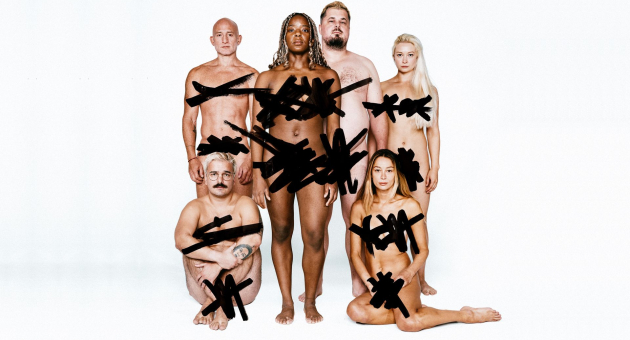 Groep naakte mensen met zwarte censuurstrepen