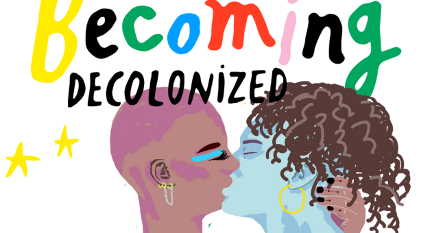 Twee personen kussen onder tekst ‘Becoming Decolonized’
