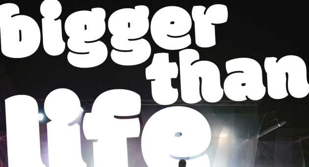 Witte titeltekst ‘Bigger than Life’ op zwarte achtergrond