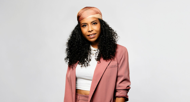 Mevrouw mooi geposeerd kijkend in de camera