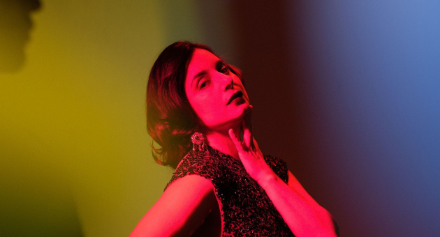 Vrouw in dramatisch licht met hand bij haar hals