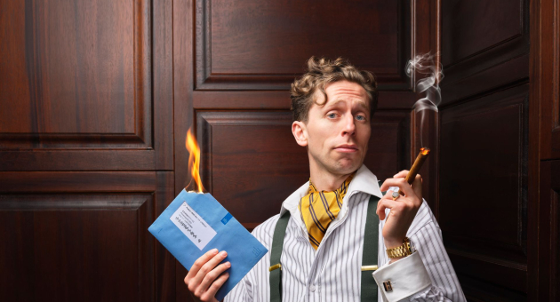 boban benjamin braspenning poseert met blauwe belastingbrieven en een smeulende sigaar. Hij draagt een gestreept overhemd en bretels. 