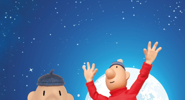 Twee animatiefiguren met mutsen voor een maan en sterrenhemel, één met armen omhoog