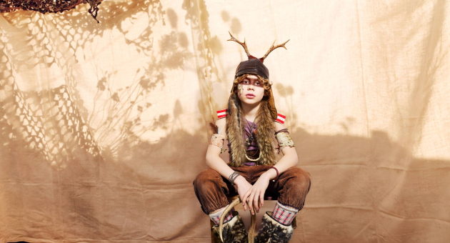 Kind verkleed als fantasiefiguur met hertengewei