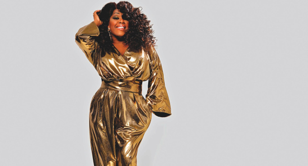 Foto van Birgit Lewis in een gouden jurk