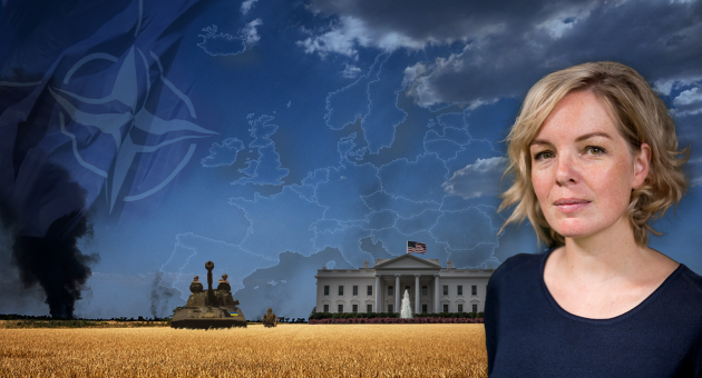 Vrouw staat voor een compositie met een graanveld, tank, Witte Huis, NAVO-logo en een kaart van Europa op de achtergrond.