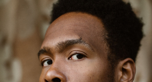 Close-up van Xillan Macrooy die opzij kijkt