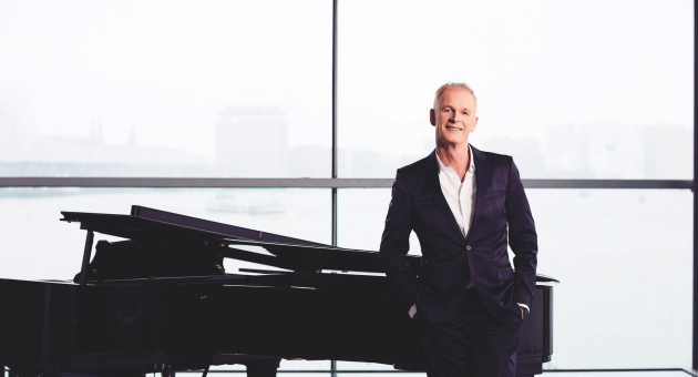 cor bakker bij een piano