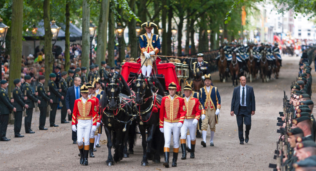 Glazen koets tijdens de Rijtour op Prinsjesdag op het Lange Voorhout