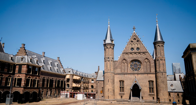 Het verlaten Binnenhof en de Ridderzaal in de steigers tijdens de renovatie