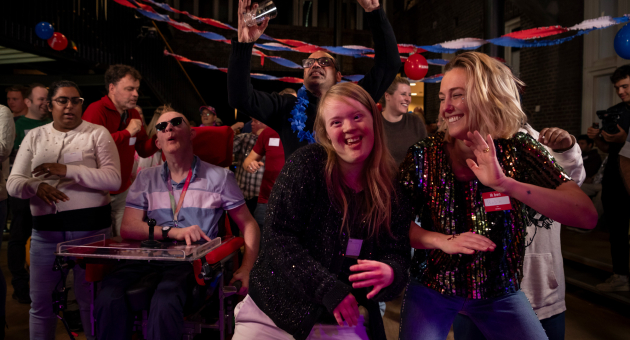 Mensen dansen en lachen op het ABCDate Muziekfeest