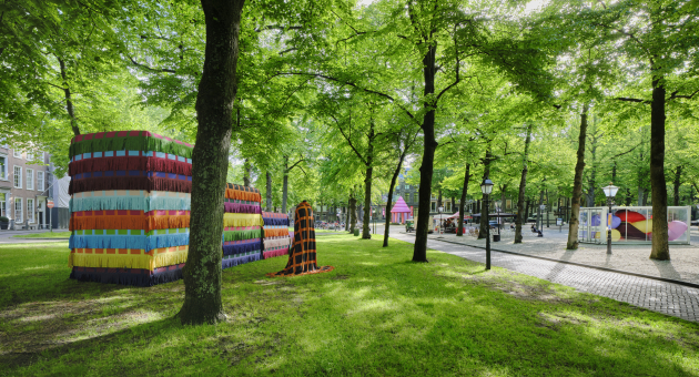Kleurrijke objecten tussen groene bomen in het park.
