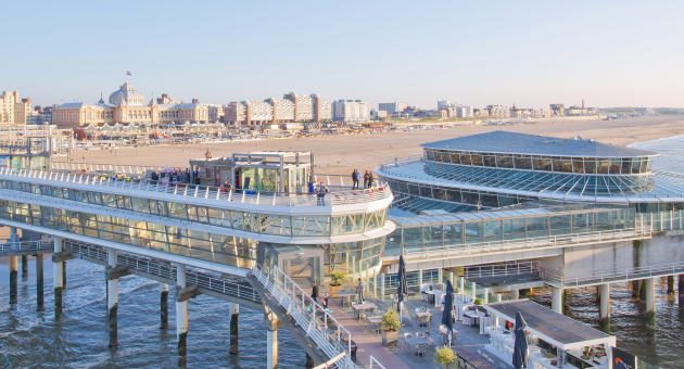 Uitzicht op de Pier en strand van Scheveningen vanaf de Noordzee