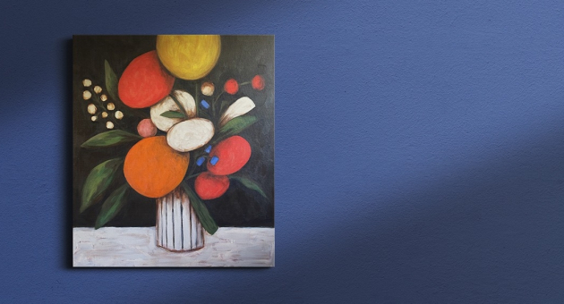 Maryse Kok - Imperfecte groei. Een vaas met kleurrijke bloemen en vruchten.