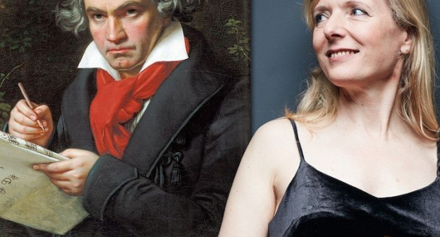 Beethoven's portret hangt naast een violiste die naar hem kijkt.