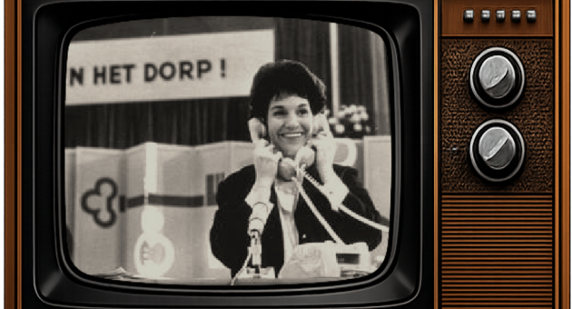 Een vrouw aan de telefoon tijdens een evenement.