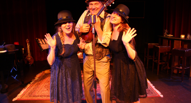 Leden van theatergroep Briza; twee vrouwen en een man met gitaar