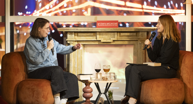 Twee vrouwen met microfoon tegenover elkaar in gesprek tijden Writers Unlimited Internationaal Literatuurfestival Den Haag.
