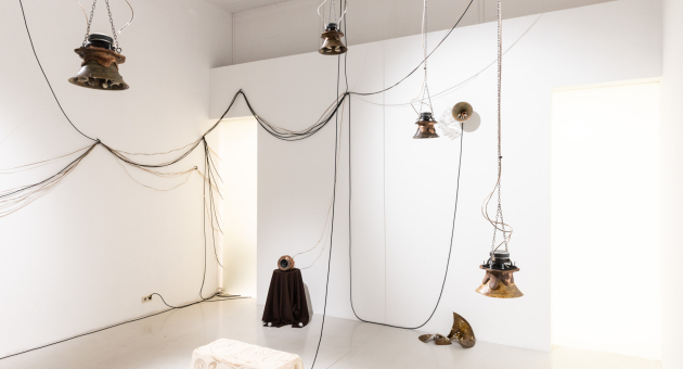Een kunstinstallatie met hangende luidsprekers en draden. foto: temet.studio