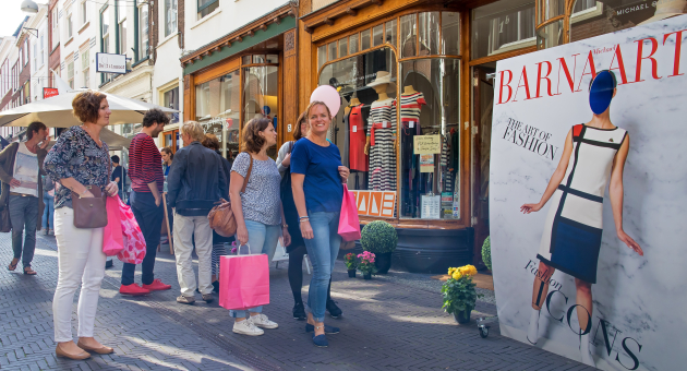 Winkelend publiek in de Papestraat in het Hofkwartier Den Haag