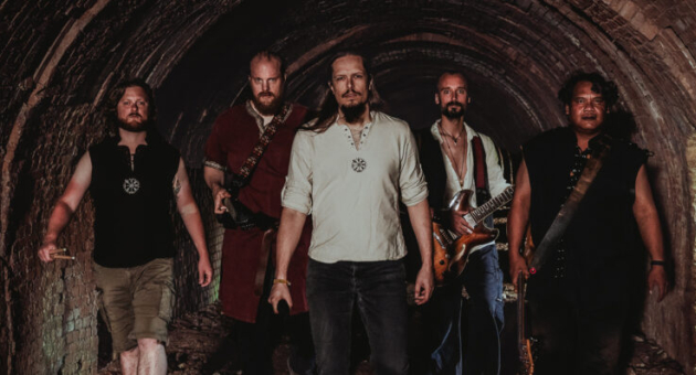 Vijf muzikanten in historische kleding in een tunnel.