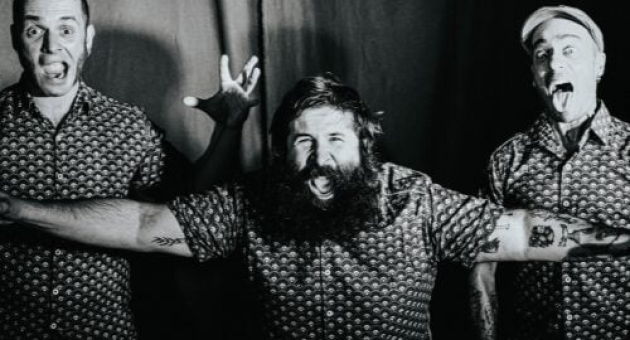  Groep mannen met enthousiasme. Drie mannen met vrolijke gezichten en printhemden