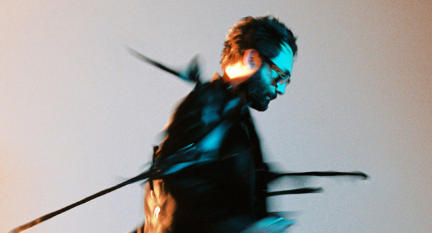 Portret van Blaudzun in blauwe lichtflits, slepend aan touwen – passend bij de herkenbare, intense emotionele lading van zijn muziek.