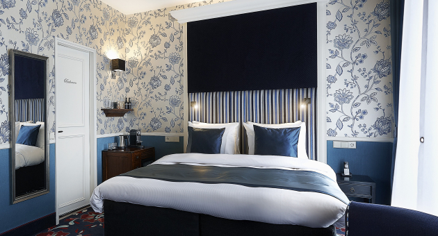 Moderne hotelkamer met bloemenbehang en luxe inrichting.