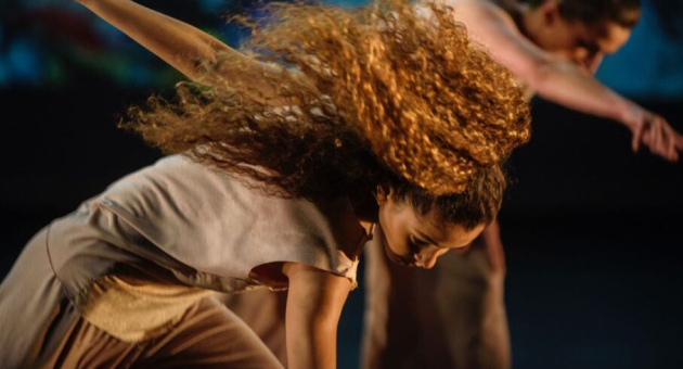 Twee danseressen in beweging met golvend haar
