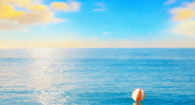 Een opblaasbare bal drijft op water onder een blauwe lucht.