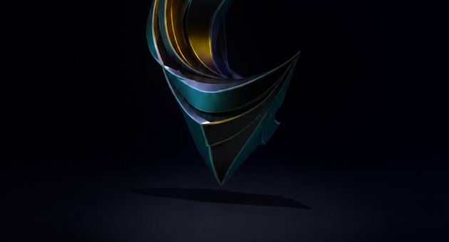 Een abstracte sculptuur met golvende vormen in verschillende kleuren.