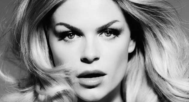 Zangeres Davina Michelle portret in zwart wit.